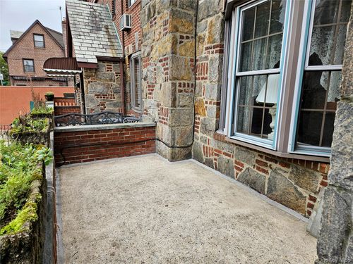 81 77th Ave, Glendale, NY, 11385-7702 | Card Image
