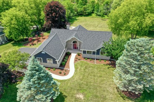 2811811 Golf View Dr, Pewaukee, WI, 53072-5126 | Card Image