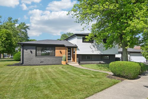 8127 Gross Point Rd, Morton Grove, IL, 60053-3502 | Card Image