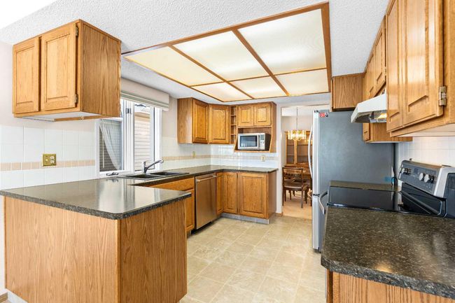 1038 Shawnee Rd Sw, Home with 3 bedrooms, 3 bathrooms and 4 parking in Calgary AB | Image 12
