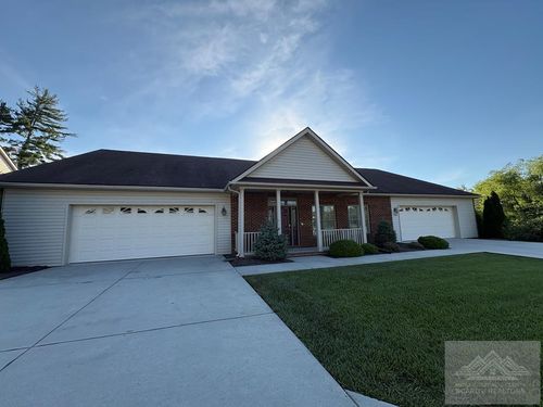 702 3 Springs Dr, Bluefield, WV, 24701-4575 | Card Image