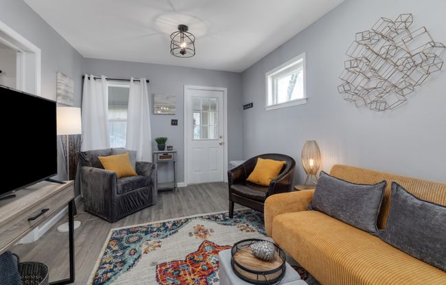 New wood floors thoroghout | Image 6