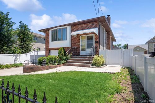 15 Belmont Blvd, Elmont, NY, 11003-1804 | Card Image
