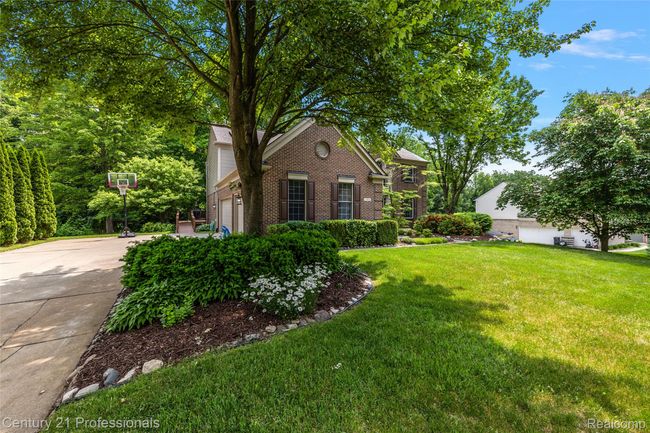 Amazing Landscaping throughout | Image 7