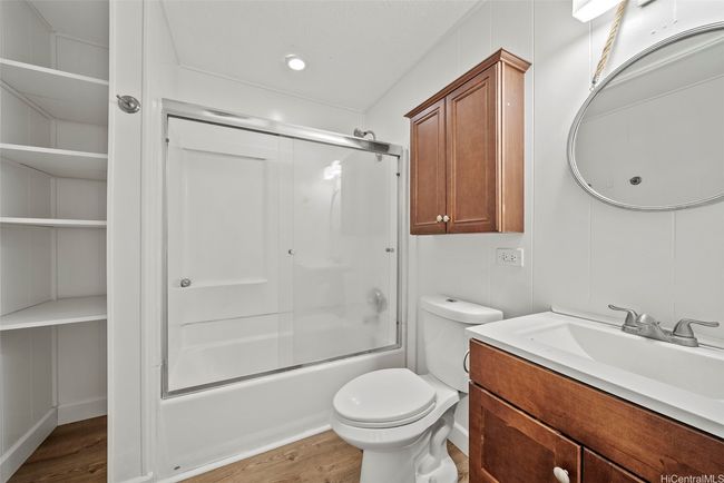 2nd Floor Bathroom | Image 19