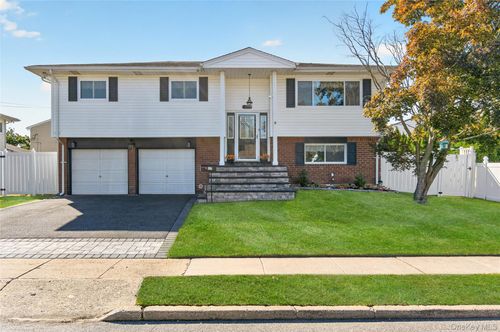 17 Sherwood Dr, Bethpage, NY, 11714-2228 | Card Image