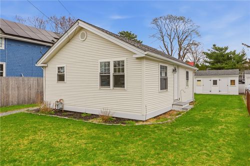 11 Leslie Avenue, Barrington, RI, 02806 | Card Image