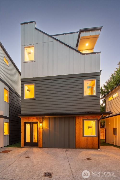 2652 B Nw 95th St, Seattle, WA, 98117 | Card Image