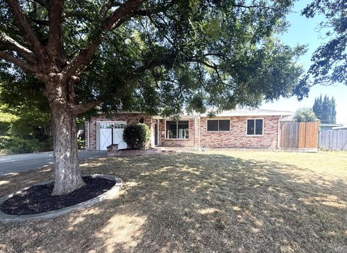 660 W F St, Dixon, CA, 95620-2717 | Card Image