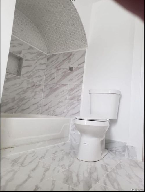 33 S Marshall St, Pontiac, MI, 48342-2953 | Card Image