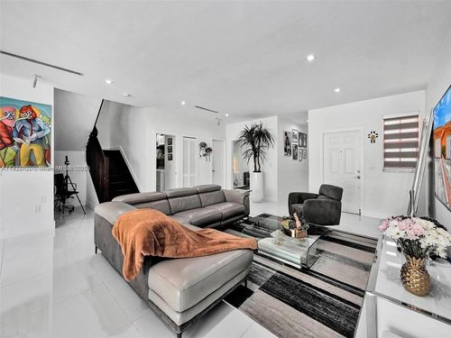 7565-7565 Nw 177th Ter, Hialeah, FL, 33015-7163 | Card Image