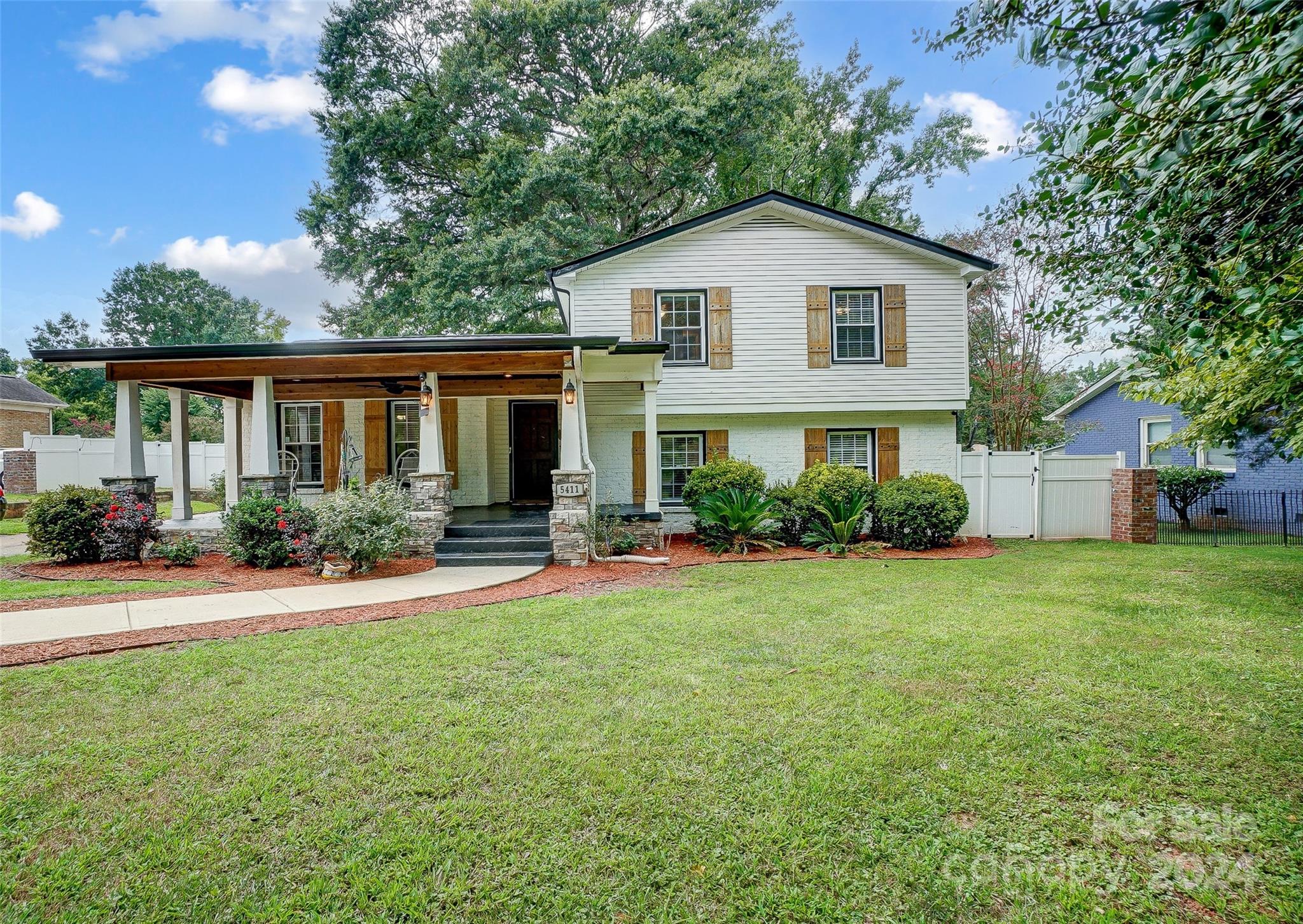 Hollirose Dr, Charlotte, NC 28227