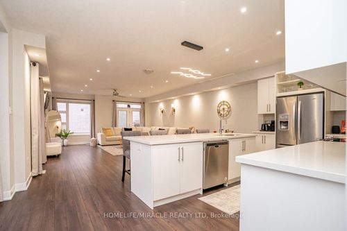 136-58 Donald Fleming Way, Whitby, ON, L1R0N8 | Card Image