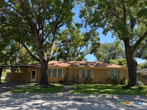 802 E 14th St, Cameron, TX, 76520-1927 | Card Image