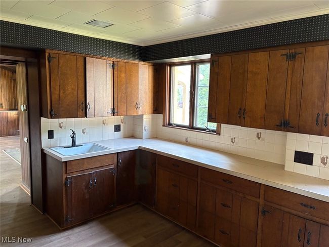 Kitchen with double sinks | Image 16