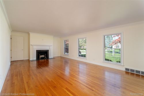 499 Sunningdale Dr, Grosse Pointe Woods, MI, 48236-1667 | Card Image