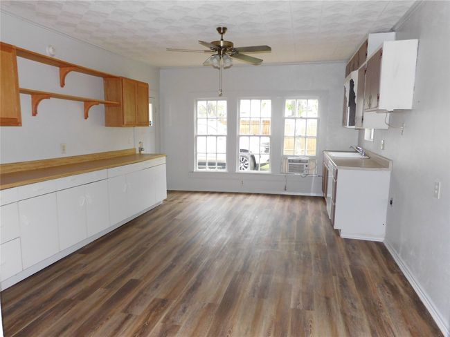 Even the big dining table will fit this eat in kitchen space | Image 13
