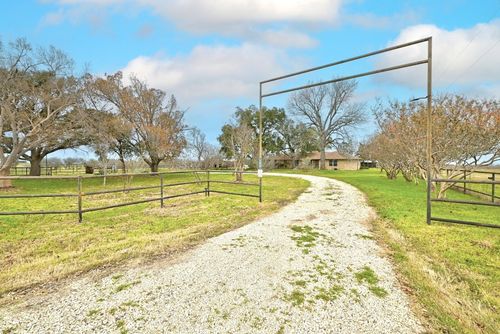 194 Balch Rd, Elgin, TX, 78621-5642 | Card Image