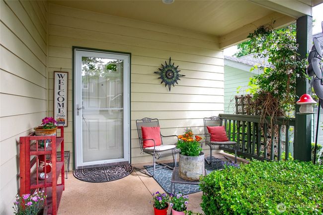 Cheerful front porch | Image 26