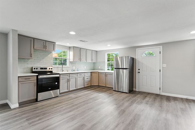 Kitchen with stainless steel appliances | Image 19