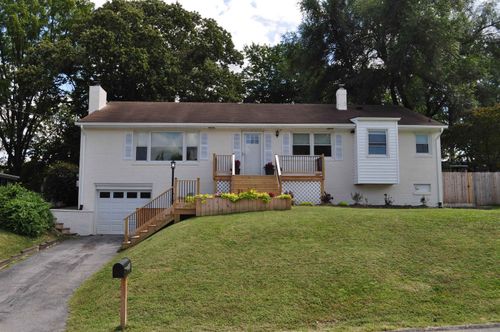 204 Burnley Dr, STAUNTON, VA, 24401-1615 | Card Image