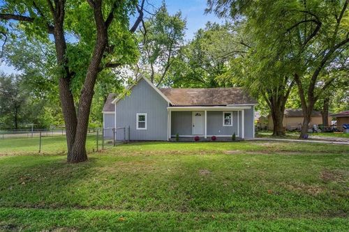 302 Walnut St, East Lynne, MO, 64743-1064 | Card Image