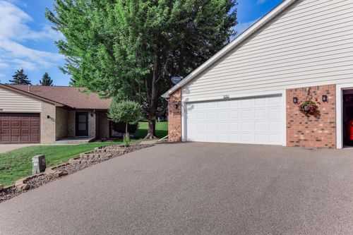 7050 Robinwood Trl, Woodbury, MN, 55125-2848 | Card Image