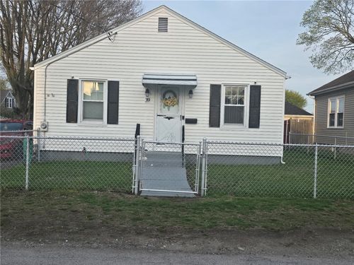 39 Clinton St, Pawtucket, RI, 02861-1812 | Card Image