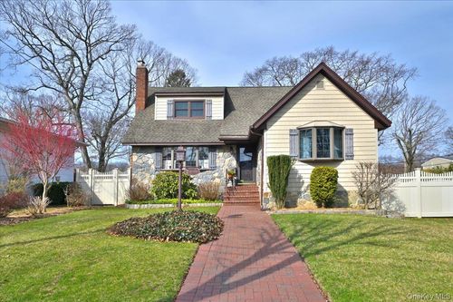 2 Oak Pl, Massapequa, NY, 11758-3821 | Card Image