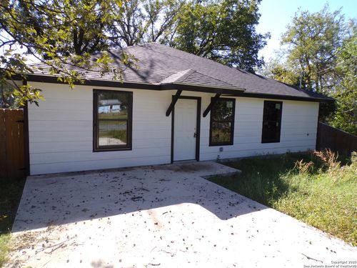 705 W Cargile St, Uvalde, TX, 78801-6008 | Card Image