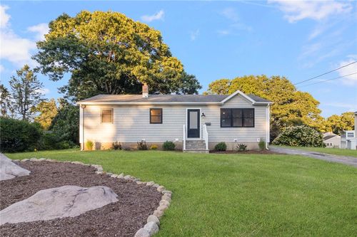 6 Holmes St, Westerly, RI, 02891-3112 | Card Image