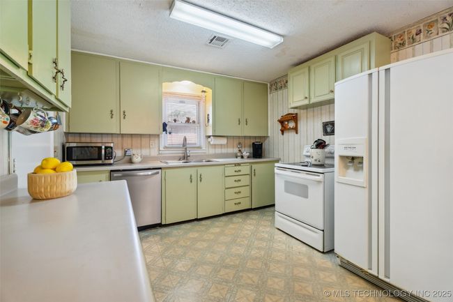300 Se Waverly Ave, House other with 3 bedrooms, 1 bathrooms and null parking in Bartlesville OK | Image 8