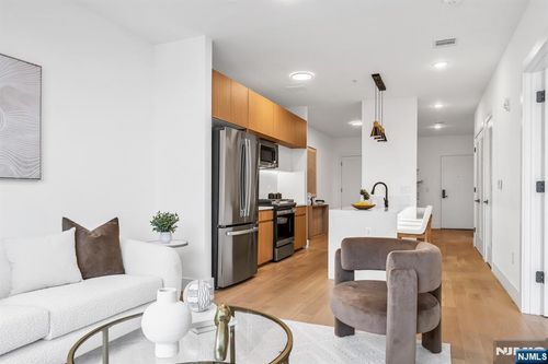 649 38th St, Union City, NJ, 07087-2518 | Card Image