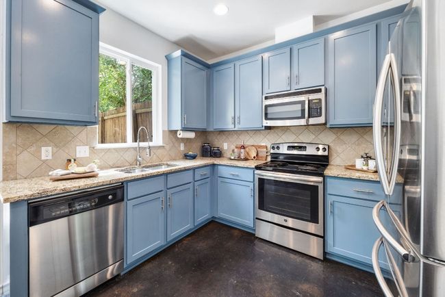 Decorative backsplash compliments the granite countertops. | Image 13