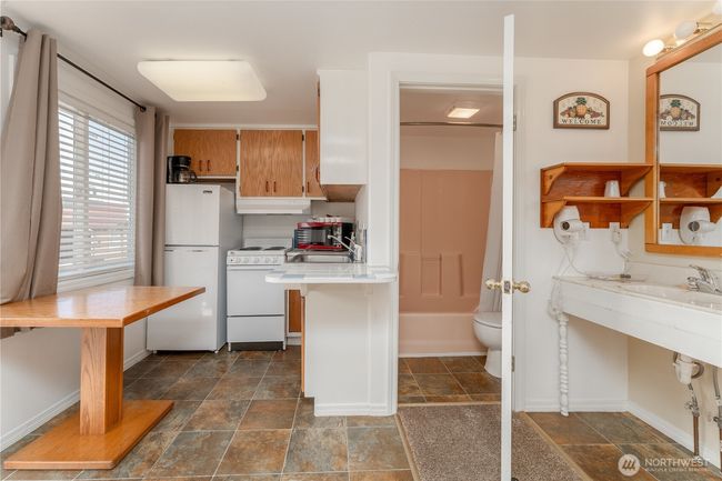 Kitchen in corner suite | Image 31