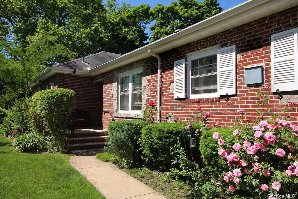 Oaks Ct, Brightwaters, NY 11718