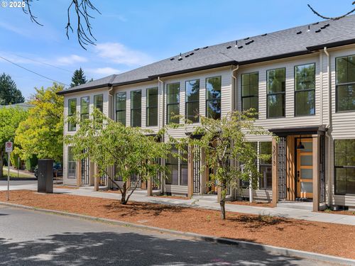 8-3025 Ne Ainsworth St, Portland, OR, 97211-6751 | Card Image