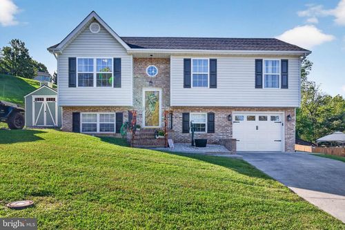 450 E Fairchild Dr, STRASBURG, VA, 22657-2547 | Card Image