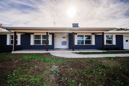 1911 College St, Gainesville, TX, 76240-4611 | Card Image