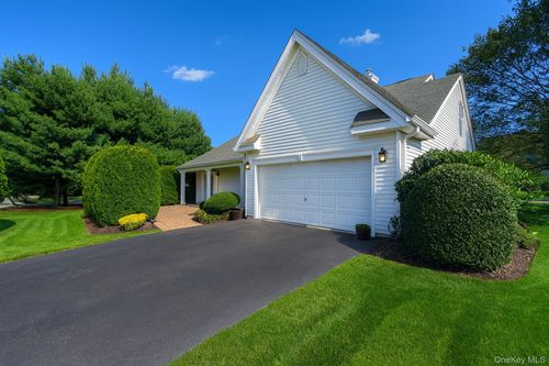 11 Black Pine St, Calverton, NY, 11933-1484 | Card Image