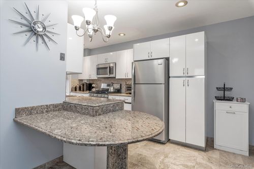 apt-c202-160 Powells Cove Blvd, Beechhurst, NY, 11357-1307 | Card Image