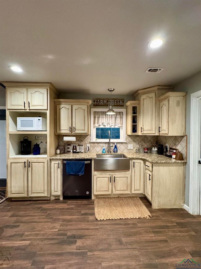 71 County Road 2936, House other with 3 bedrooms, 2 bathrooms and null parking in Hughes Springs TX | Image 9