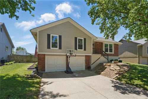 324 Nw Palmer Dr, Blue Springs, MO, 64014-1530 | Card Image