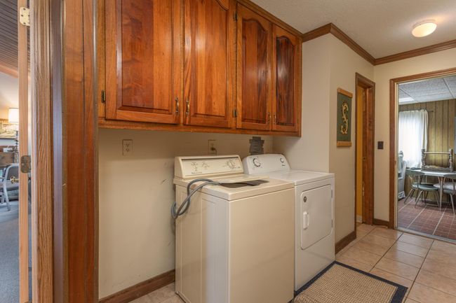 Main Floor laundry | Image 17