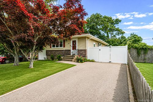 24 Trafalgar Dr, Shirley, NY, 11967-4223 | Card Image