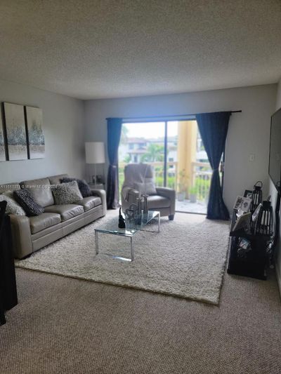 426 - 8290 Lake Dr, Condo with 1 bedrooms, 1 bathrooms and null parking in Doral FL | Image 1