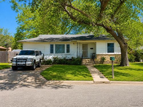121 Club Dr, Luling, TX, 78648-3503 | Card Image