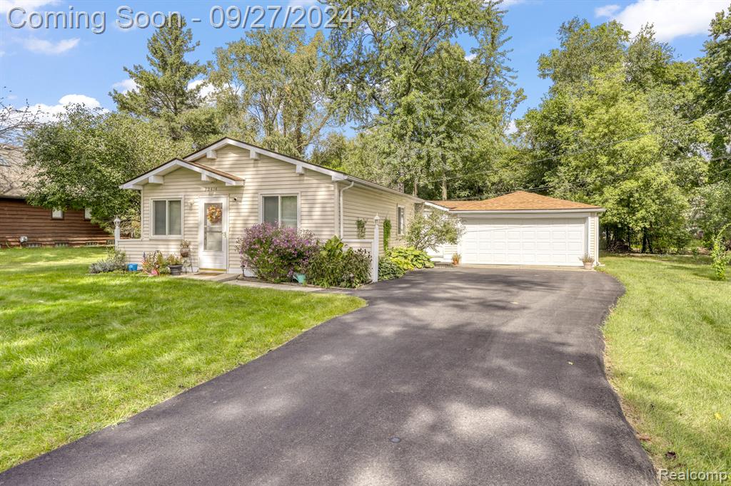 Pembroke St, Livonia, MI 48152