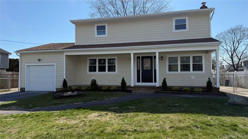 211 4th Ave, West Babylon, NY, 11704-3545 | Card Image