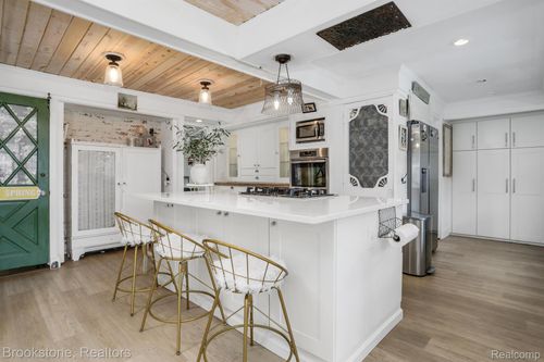 7146 Arrowood Dr, West Bloomfield, MI, 48324-2500 | Card Image